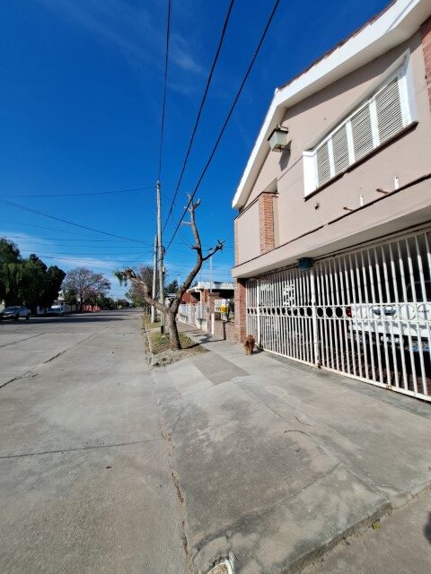 Vta. CASA - Barrio Autonomia - Sobre calle 25 de Julio