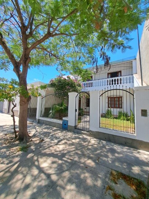 ¡Vta. Hermosa Casa de 2 Plantas – Barrio Colón – Andes al 900!