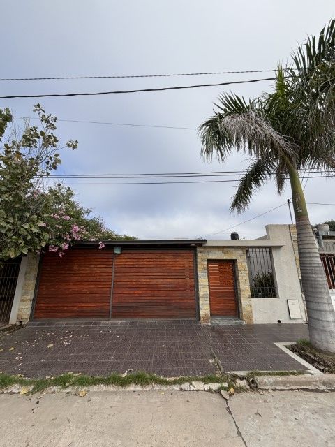 Vta. Excelente Casa Frente a Plaza – B° Autonomía – Napoleón Taboada al 300